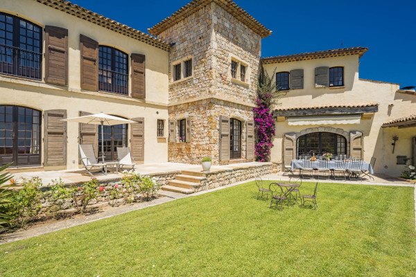 villa in Mougins : Rent beautiful Bastide located in a private domaine, with 6 bedrooms, tennis court and sea views. - Photo 7
