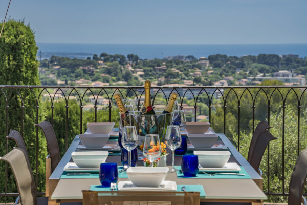 villa in Mougins : Rent beautiful Bastide located in a private domaine, with 6 bedrooms, tennis court and sea views. - Photo 13