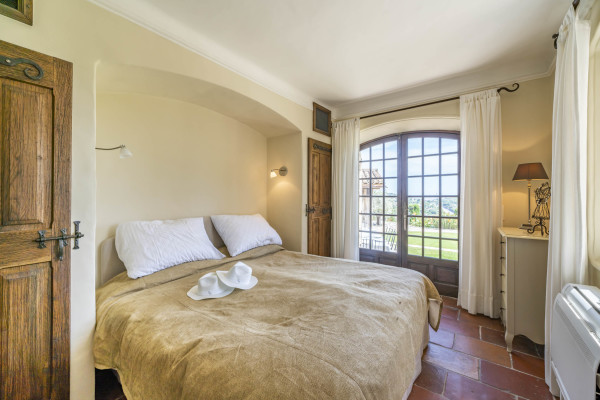 villa in Mougins : Rent beautiful Bastide located in a private domaine, with 6 bedrooms, tennis court and sea views. - Photo 26