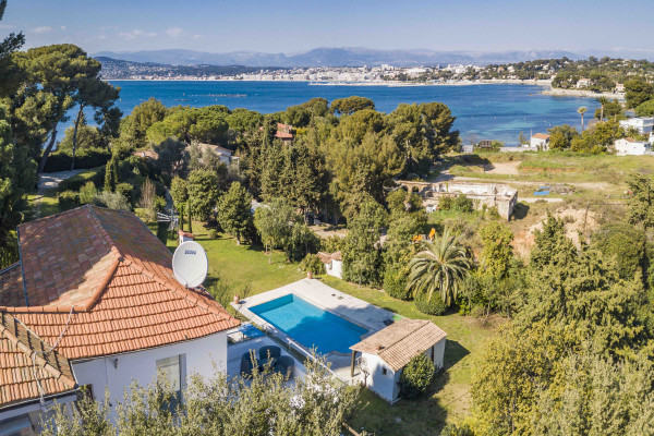 villa in Cap d'Antibes : Rent modern 6 bedroom villa on the Cap d'Antibes with heatet pool and sea view - Photo 20