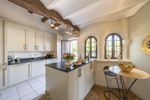 villa in Mougins : Rent beautiful Bastide located in a private domaine, with 6 bedrooms, tennis court and sea views. - Photo 23