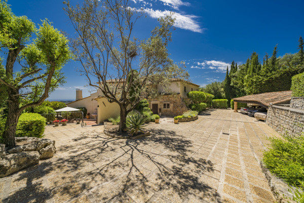 villa in Mougins : Rent beautiful Bastide located in a private domaine, with 6 bedrooms, tennis court and sea views. - Photo 34