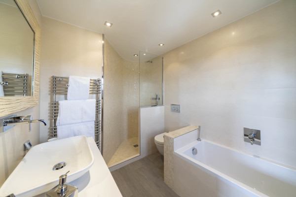 villa in Mougins : Rent beautiful Bastide located in a private domaine, with 6 bedrooms, tennis court and sea views. - Photo 32