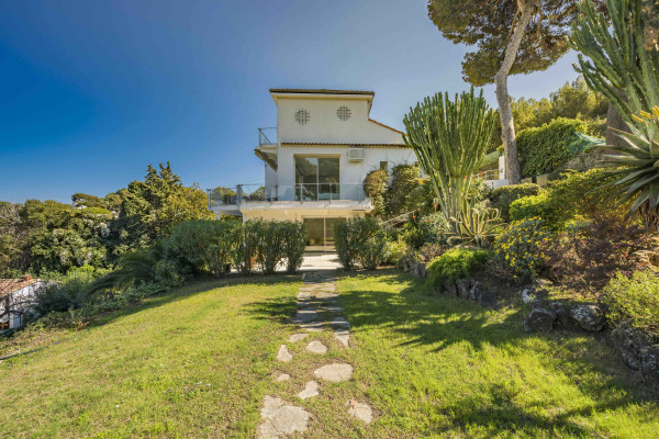 villa in Cap d'Antibes : Rent modern 6 bedroom villa on the Cap d'Antibes with heatet pool and sea view - Photo 6