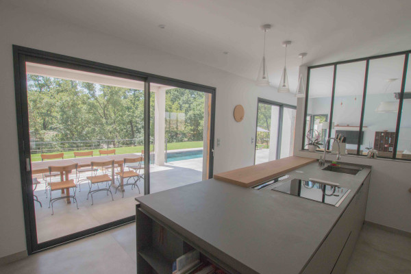 villa in Châteauneuf-Grasse : Rent superb 4-bedroom villa with swimming pool close to Valbonne and a quick 10 minute drive to Mougins school - Photo 8