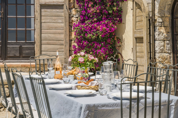 villa in Mougins : Rent beautiful Bastide located in a private domaine, with 6 bedrooms, tennis court and sea views. - Photo 8