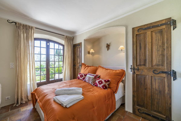 villa in Mougins : Rent beautiful Bastide located in a private domaine, with 6 bedrooms, tennis court and sea views. - Photo 29