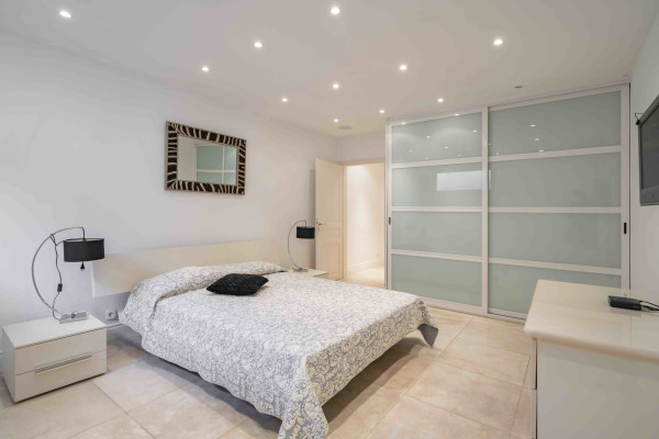 villa in Cap d'Antibes : Rent modern 6 bedroom villa on the Cap d'Antibes with heatet pool and sea view - Photo 13