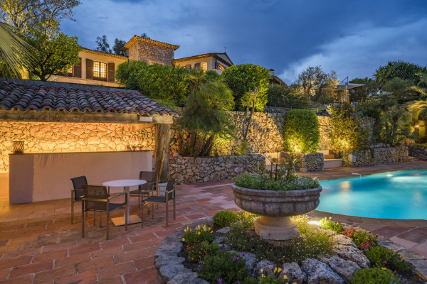 villa in Mougins : Rent beautiful Bastide located in a private domaine, with 6 bedrooms, tennis court and sea views. - Photo 41
