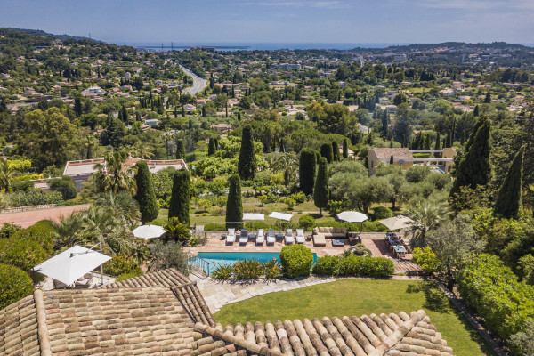 villa in Mougins : Rent beautiful Bastide located in a private domaine, with 6 bedrooms, tennis court and sea views. - Photo 45