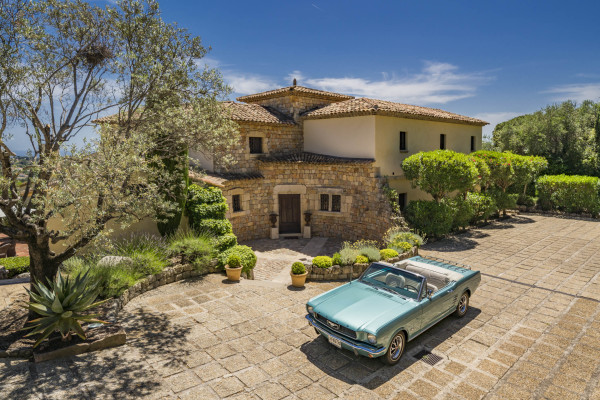 villa in Mougins : Rent beautiful Bastide located in a private domaine, with 6 bedrooms, tennis court and sea views. - Photo 35