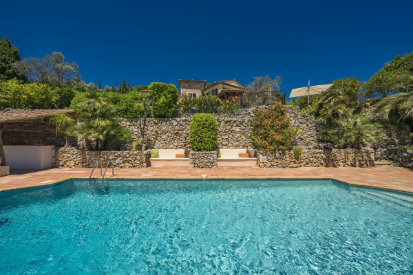 villa in Mougins : Rent beautiful Bastide located in a private domaine, with 6 bedrooms, tennis court and sea views. - Photo 10
