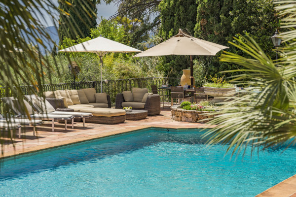 villa in Mougins : Rent beautiful Bastide located in a private domaine, with 6 bedrooms, tennis court and sea views. - Photo 0