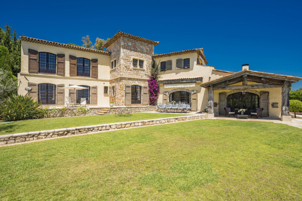 villa in Mougins : Rent beautiful Bastide located in a private domaine, with 6 bedrooms, tennis court and sea views. - Photo 18