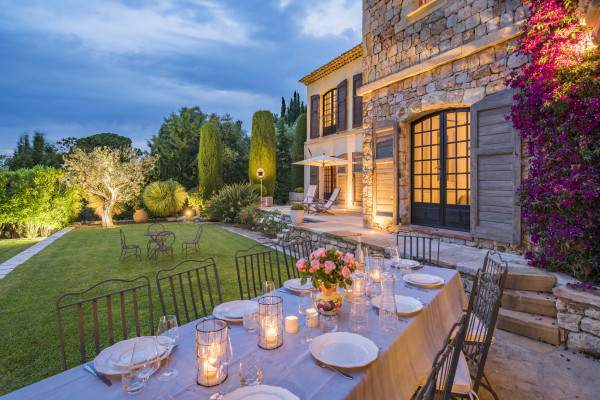 villa in Mougins : Rent beautiful Bastide located in a private domaine, with 6 bedrooms, tennis court and sea views. - Photo 37