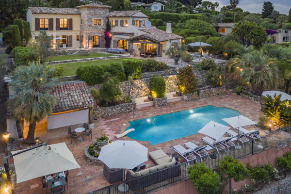 villa in Mougins : Rent beautiful Bastide located in a private domaine, with 6 bedrooms, tennis court and sea views. - Photo 2