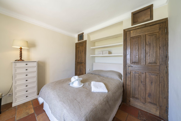 villa in Mougins : Rent beautiful Bastide located in a private domaine, with 6 bedrooms, tennis court and sea views. - Photo 28