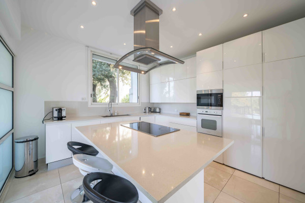 villa in Cap d'Antibes : Rent modern 6 bedroom villa on the Cap d'Antibes with heatet pool and sea view - Photo 3