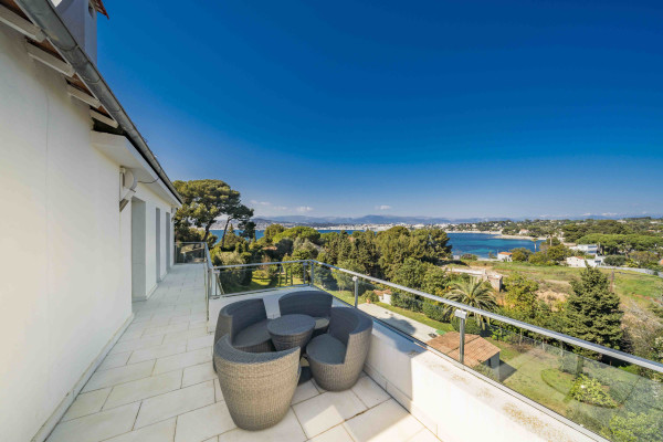 villa in Cap d'Antibes : Rent modern 6 bedroom villa on the Cap d'Antibes with heatet pool and sea view - Photo 2