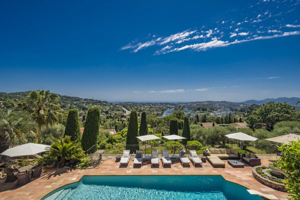 villa in Mougins : Rent beautiful Bastide located in a private domaine, with 6 bedrooms, tennis court and sea views. - Photo 1