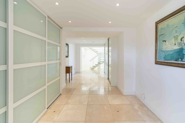 villa in Cap d'Antibes : Rent modern 6 bedroom villa on the Cap d'Antibes with heatet pool and sea view - Photo 14