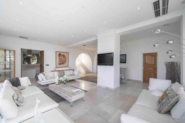villa in Cap d'Antibes : Rent modern 6 bedroom villa on the Cap d'Antibes with heatet pool and sea view - Photo 9