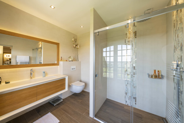 villa in Mougins : Rent beautiful Bastide located in a private domaine, with 6 bedrooms, tennis court and sea views. - Photo 25