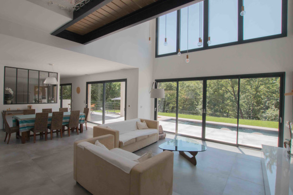 villa in Châteauneuf-Grasse : Rent superb 4-bedroom villa with swimming pool close to Valbonne and a quick 10 minute drive to Mougins school - Photo 6