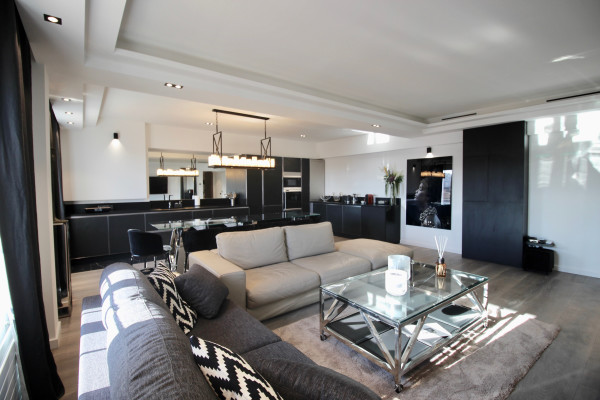 apartment in Cannes : Rent fantastic 3-bedroom apartment in Cannes within seconds from the Croisette and 3 minutes to the Palais des Festivals - Photo 1