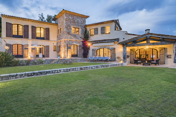 villa in Mougins : Rent beautiful Bastide located in a private domaine, with 6 bedrooms, tennis court and sea views. - Photo 36