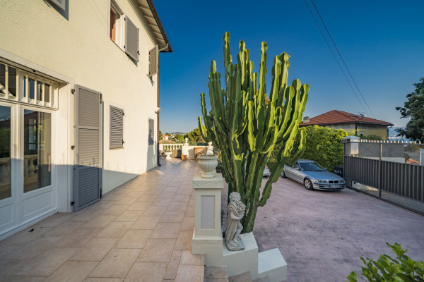villa in Cap d'Antibes : Rent lovely 6 bedroom ( 5 guests + 1 for staff/teenagers) villa on the Cap d'Antibes within walking distance to the beach - Photo 55