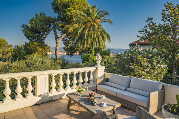 villa in Cap d'Antibes : Rent lovely 6 bedroom ( 5 guests + 1 for staff/teenagers) villa on the Cap d'Antibes within walking distance to the beach - Photo 3