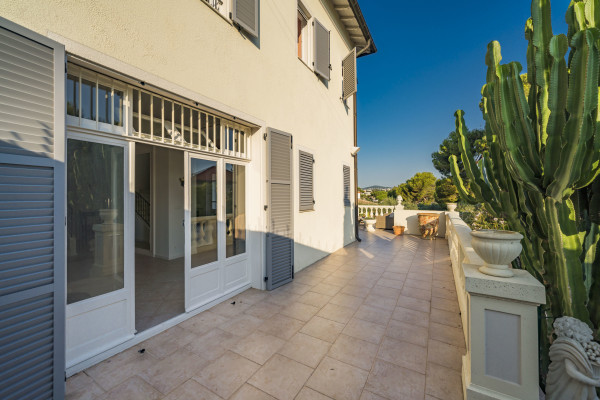 villa in Cap d'Antibes : Rent lovely 6 bedroom ( 5 guests + 1 for staff/teenagers) villa on the Cap d'Antibes within walking distance to the beach - Photo 52