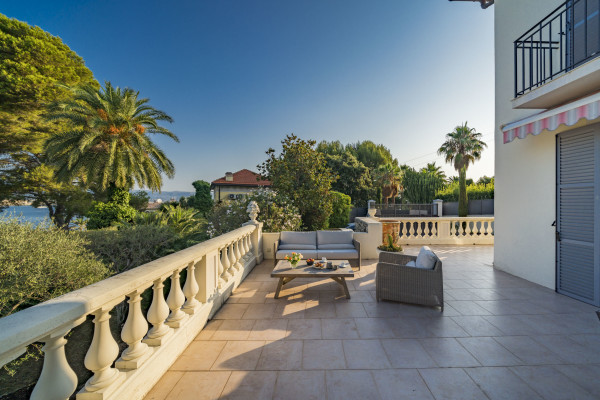 villa in Cap d'Antibes : Rent lovely 6 bedroom ( 5 guests + 1 for staff/teenagers) villa on the Cap d'Antibes within walking distance to the beach - Photo 54
