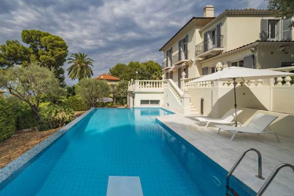 villa in Cap d'Antibes : Rent lovely 6 bedroom ( 5 guests + 1 for staff/teenagers) villa on the Cap d'Antibes within walking distance to the beach - Photo 25