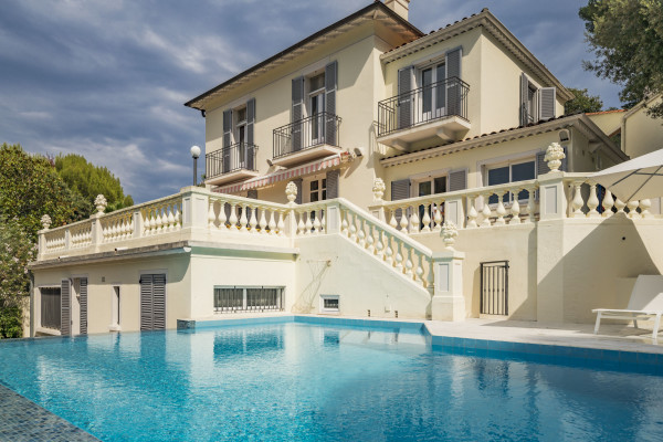 villa in Cap d'Antibes : Rent lovely 6 bedroom ( 5 guests + 1 for staff/teenagers) villa on the Cap d'Antibes within walking distance to the beach - Photo 1