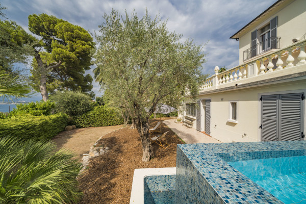villa in Cap d'Antibes : Rent lovely 6 bedroom ( 5 guests + 1 for staff/teenagers) villa on the Cap d'Antibes within walking distance to the beach - Photo 45