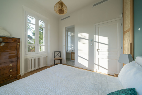 villa in Cap d'Antibes : Rent lovely 6 bedroom ( 5 guests + 1 for staff/teenagers) villa on the Cap d'Antibes within walking distance to the beach - Photo 41