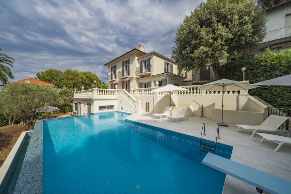 villa in Cap d'Antibes : Rent lovely 6 bedroom ( 5 guests + 1 for staff/teenagers) villa on the Cap d'Antibes within walking distance to the beach - Photo 26