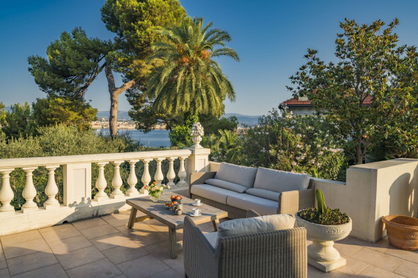 villa in Cap d'Antibes : Rent lovely 6 bedroom ( 5 guests + 1 for staff/teenagers) villa on the Cap d'Antibes within walking distance to the beach - Photo 0