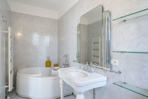 villa in Cap d'Antibes : Rent lovely 6 bedroom ( 5 guests + 1 for staff/teenagers) villa on the Cap d'Antibes within walking distance to the beach - Photo 48