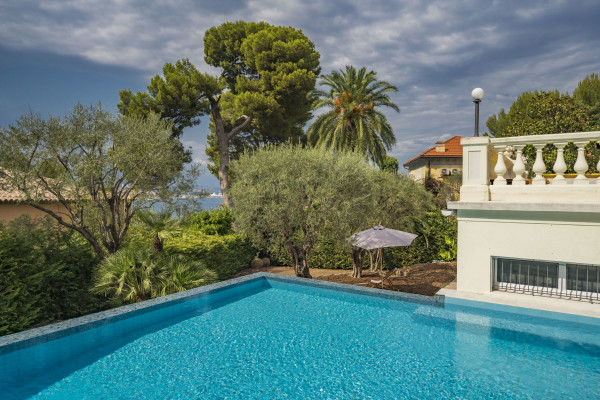 villa in Cap d'Antibes : Rent lovely 6 bedroom ( 5 guests + 1 for staff/teenagers) villa on the Cap d'Antibes within walking distance to the beach - Photo 27