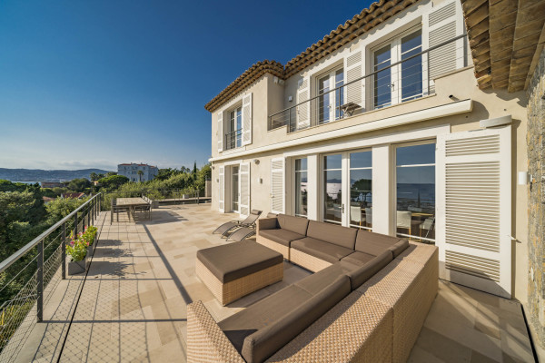 villa in Cap d'Antibes : Amazing sea view for this 6 bedroom villa located at 150m from the beach. - Photo 2