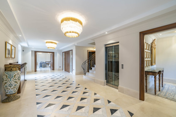 villa in Cannes : Rent stunning 8 bedroom chateau in the center of Cannes with sea views, pool and easy access to the Croisette and beaches - Photo 3