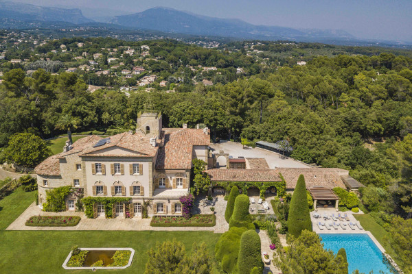 villa in Valbonne : Rent a unique Domaine between Mougins and Valbonne located on prestigious grounds of a total of 18 hectars with a tennis court. - Photo 1