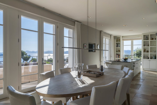 villa in Cap d'Antibes : Amazing sea view for this 6 bedroom villa located at 150m from the beach. - Photo 20