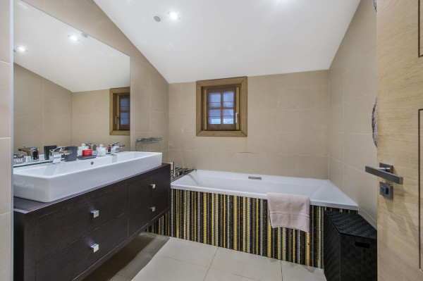 villa in Courchevel : Rent this Ski in/ ski out Chalet in Courchevel 1650 - Photo 17