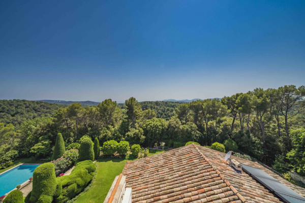 villa in Valbonne : Rent a unique Domaine between Mougins and Valbonne located on prestigious grounds of a total of 18 hectars with a tennis court. - Photo 45