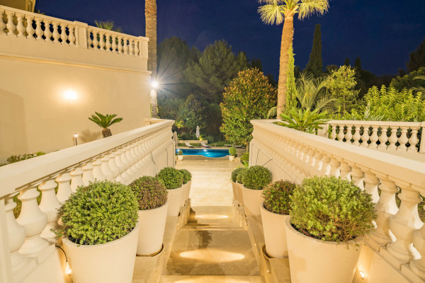 villa in Cannes : Rent stunning 8 bedroom chateau in the center of Cannes with sea views, pool and easy access to the Croisette and beaches - Photo 69