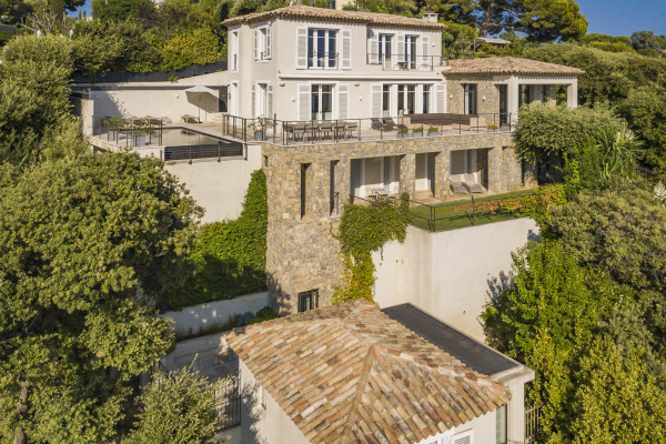 villa in Cap d'Antibes : Amazing sea view for this 6 bedroom villa located at 150m from the beach. - Photo 44